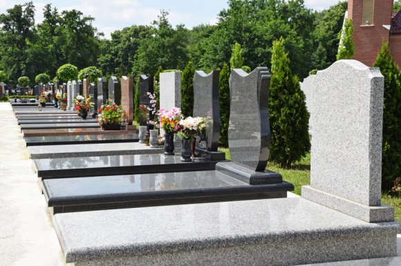 Gravure et personnalisation de monument funéraire en granit à Saint-Etienne-du-Bois